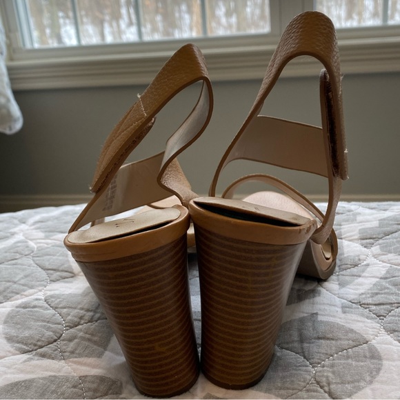 Vera Wang heels, women’s size 9 1/2 med. - Picture 3 of 3